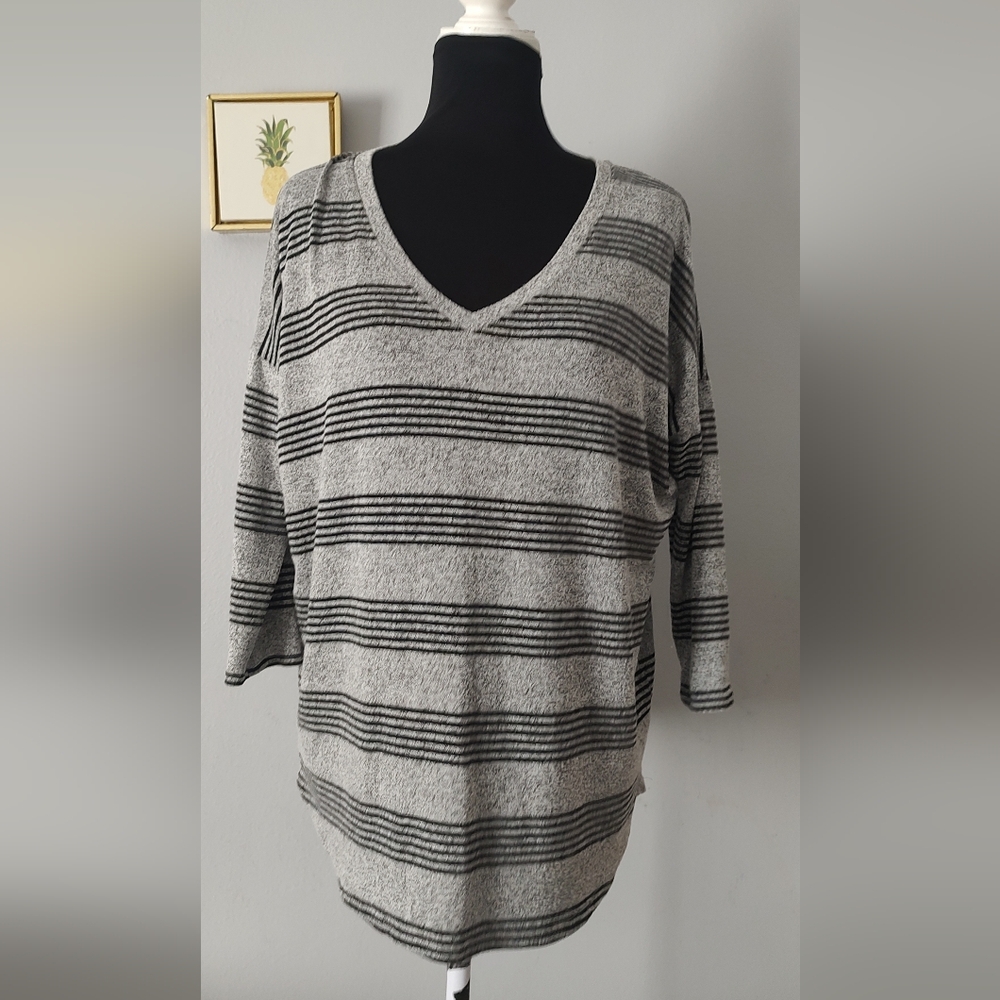 Top Sweater market and spruce Size Large V Neck  3/4 Sleeve Comfortable Gray